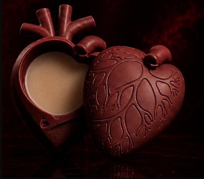 Perfume sólido en estuche de corazón anatómico, abierto