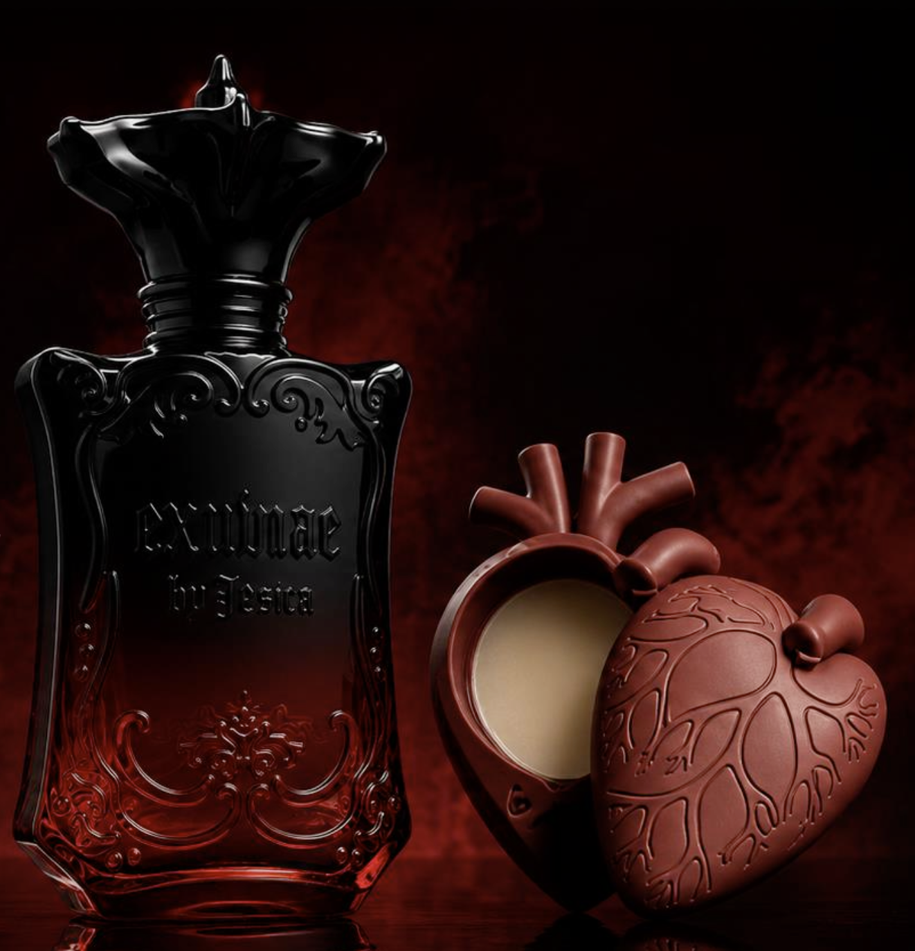 Frasco Exuviae Blood Moon junto al perfume sólido en corazón anatómico abierto